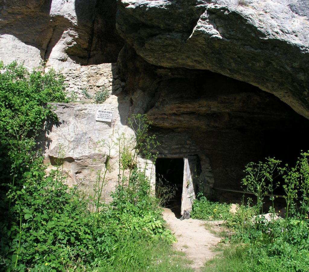Grotte D'Aldèneren sarreraren irudia, Cesseres dans l'Hérault komunan, Languedoc-Roussillonen.